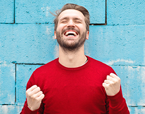 治疗：去除清除腐质，疏通根管，测量根管长度，次氯酸钠冲洗，根管充填，牙冠修复。