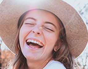 治疗：36远中边缘嵴修整，抛光，酸蚀，冲洗，隔湿干燥，树脂充填，调颌抛光。