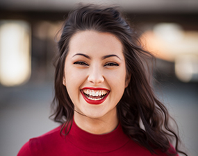 治疗：牙槽嵴顶牙龈近远中向切开，翻瓣，暴露多生牙，去除部分骨阻力，挺出患牙。